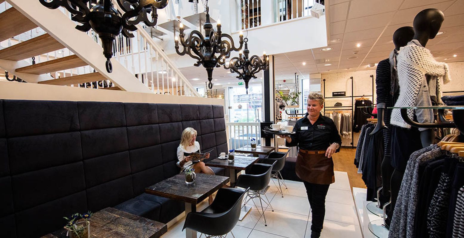 Bij Rinsma in Gorredijk kun je gemakkelijk tijdens het shoppen een koffiepauze inlassen. Foto: Rinsma Modeplein