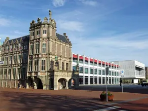 Duivelshuis Het Duivelshuis en het 'nieuwe' gemeentehuis. Foto: Redactie DagjeWeg.NL