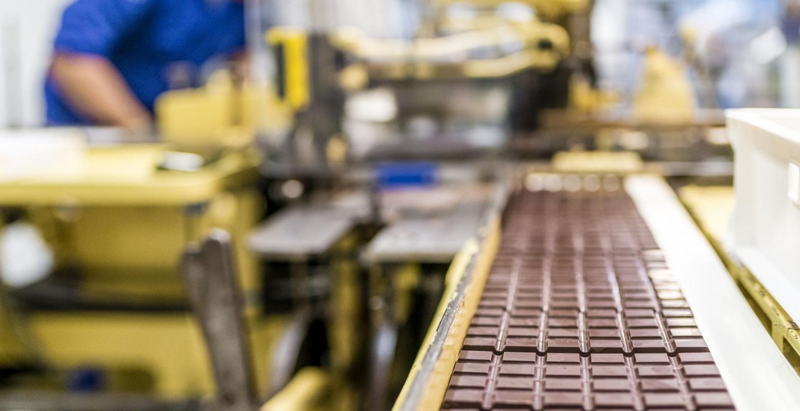 Zie inpakmachine 'Tante Agatha' uit 1928 aan het werk tijdens een rondleiding door de chocoladefabriek van Chocolatemakers. Foto: Chocolatemakers © Jitske Schols