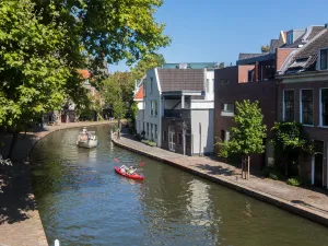 Kanoverhuur Utrecht Peddelen over de Utrechtse grachten. Foto: Utrecht Marketing © Juri Hiensch