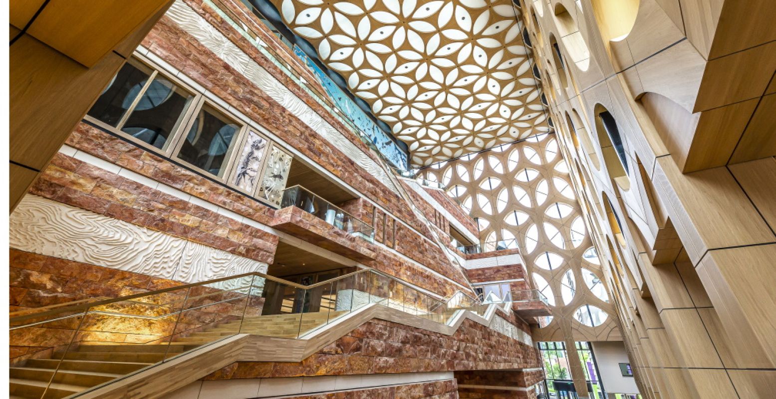 Het atrium vormt het hart van Naturalis. In deze lichte ruimte kom je op adem na het zien van de exposities. Foto: © scagliolabrakkee / Neutelings Riedijk Architects.