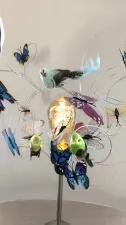 Kunstig Verlicht ontwerp je eigen Designlamp Eigenaar: Kunstig Verlicht spelen met vlinders en vogels in jouw lievelingskleuren | Fotograaf: KunsFoto geüpload door gebruiker.
