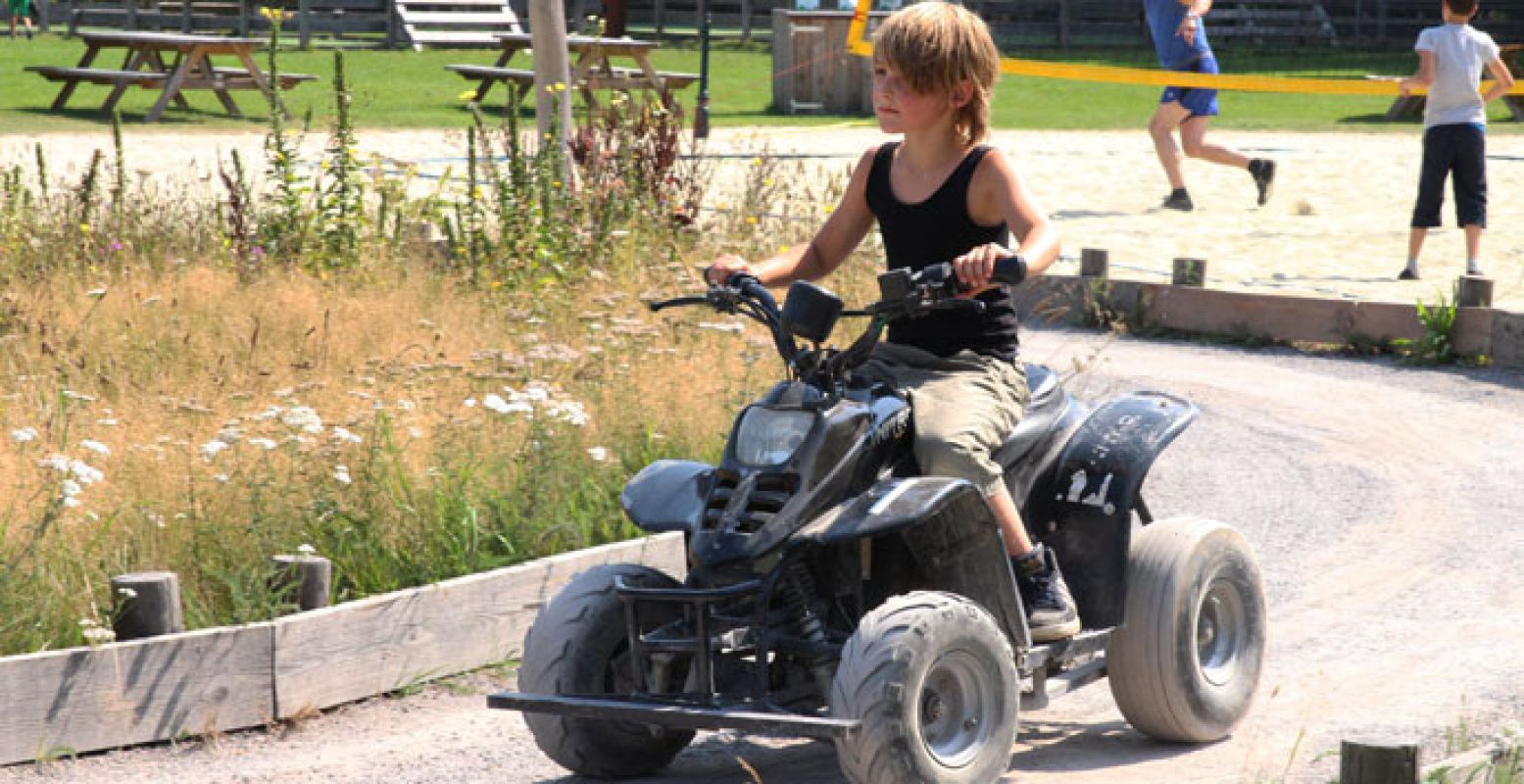 Kinderen rijden stoer rondjes op mini-quads. Foto's: DagjeWeg.NL