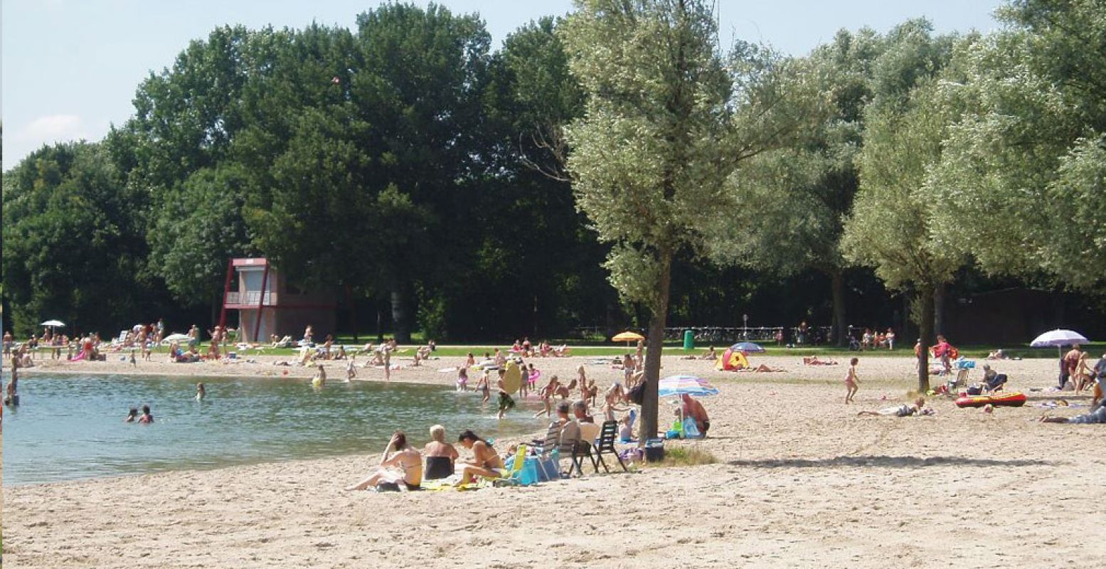 Lekker aan het strand of op de ligweide liggen van recreatiegebied Berendonck. Foto: Leisurelands.