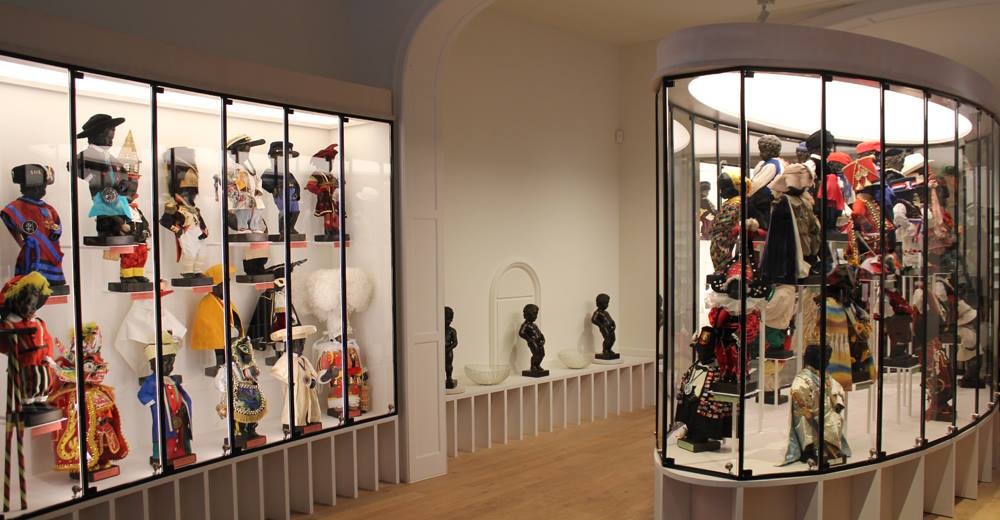 Een overzicht van de ruim 130 tentoongestelde pakjes. Foto: Museum van de Stad Brussel.