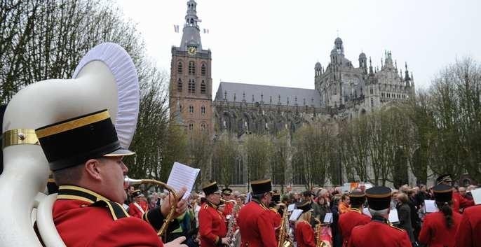 Binnengluren bij Bossche basiliek