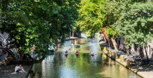 Dagje Utrecht: dit moet je zien! De Oudegracht, levensader van de stad Utrecht, is een heerlijke plek om te vertoeven en is de moeite van een bezichtiging waard. Foto: Utrecht Marketing © Anne Hamers