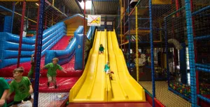 Regent het? Vier je kinderfeestje lekker droog binnen Speel tikkertje met je vrienden in indoor speeltuin MegaPret. Foto: MegaPret