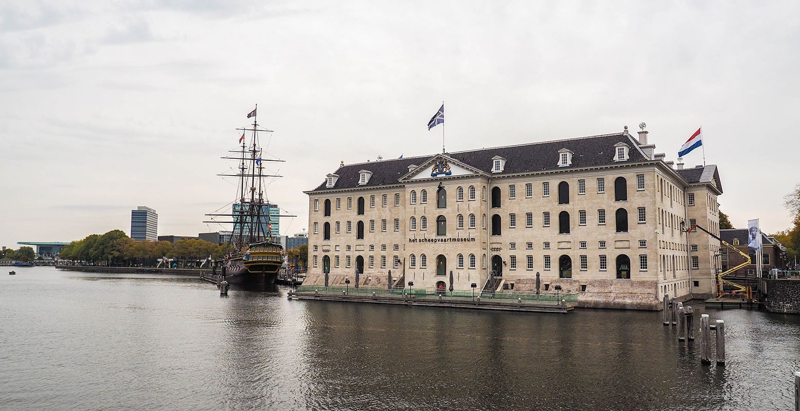 Niet te missen: Het Scheepvaartmuseum met daarnaast het VOC-schip Amsterdam. Foto: DagjeWeg.NL