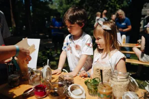 Aardbewoners Festival Fotobeschrijving: Ontdek het eten van de toekomst. Foto: Jeunique Mingels.