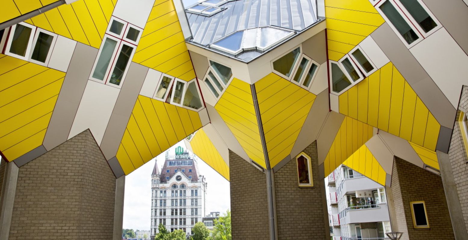 De Kubuswoningen ontworpen door Piet Blom en het Witte Huis ontworpen door Willem Molenbroek. Foto: Rotterdam Make It Happen © Iris van den Broek.