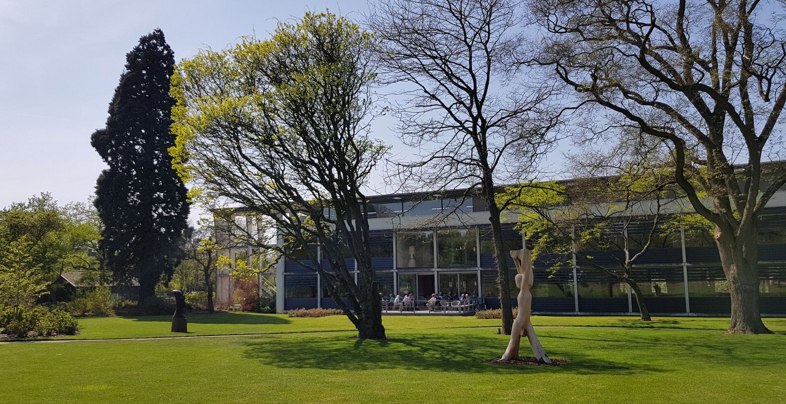 Het Depot beeldengalerij gezien vanuit het arboretum. Je vindt de beelden binnen, maar ook buiten in het arboretum. Foto: DagjeWeg.NL