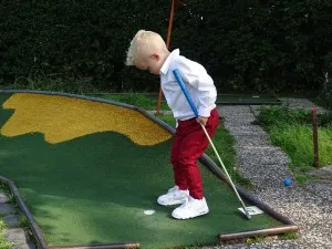 Speel een spelletje midgetgolf. Foto: Theetuin Rijsoord