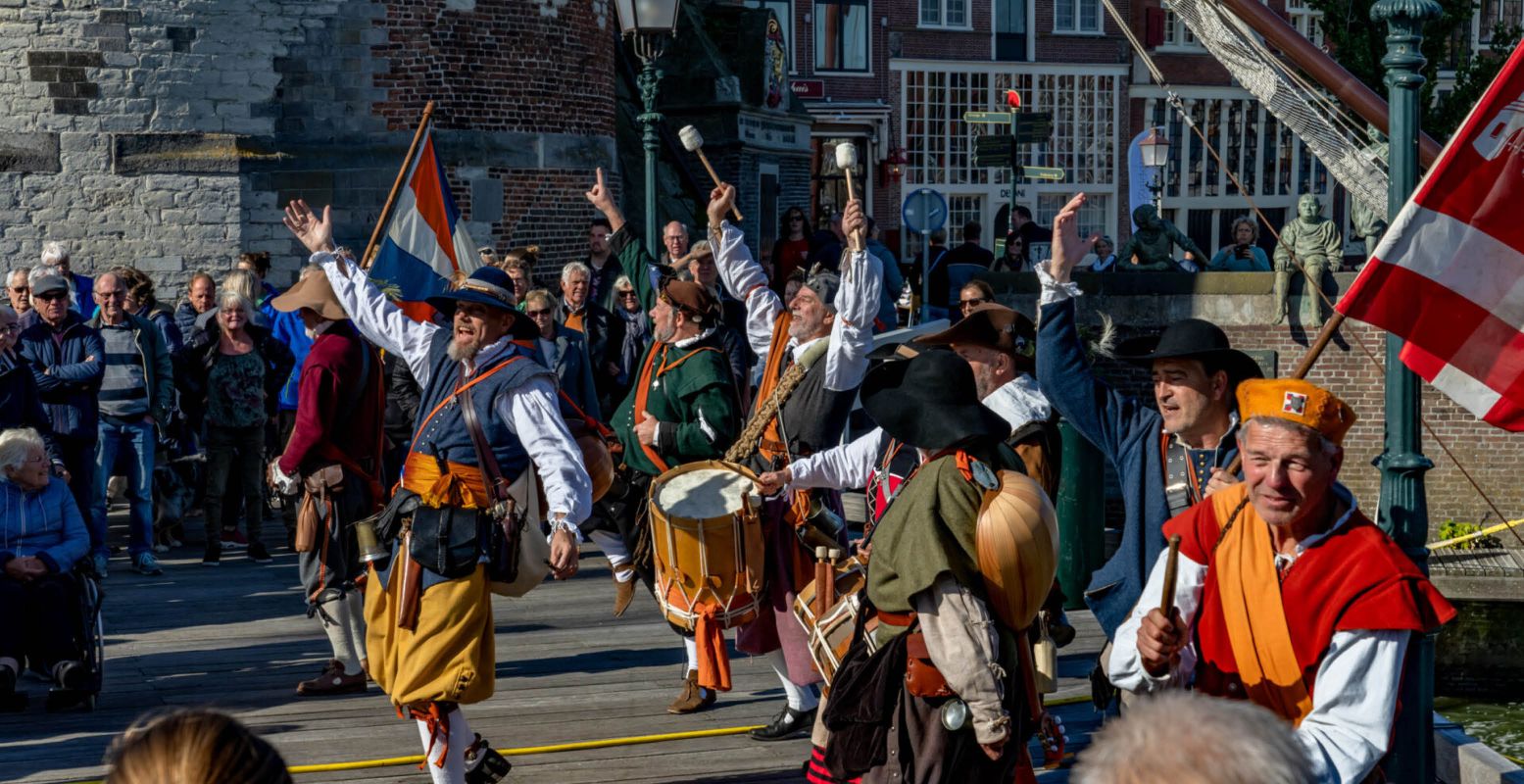 Muziekgroep Vive les Gueux reist door de straten van Hoorn. Foto: Benno Ellerbroek