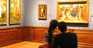 Culturele must see: het Mauritshuis Een stelletje bekijkt kunst en luistert naar de audiotour. Foto: DagjeWeg.NL.