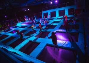 Dunk erop los in het trampolinepark. Foto: Fun Center Amstelveen.