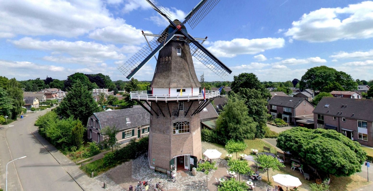 Daams' Molen in Vaassen torent fier boven alles uit. Foto: Koffie- en Theehuys De Korenmolen