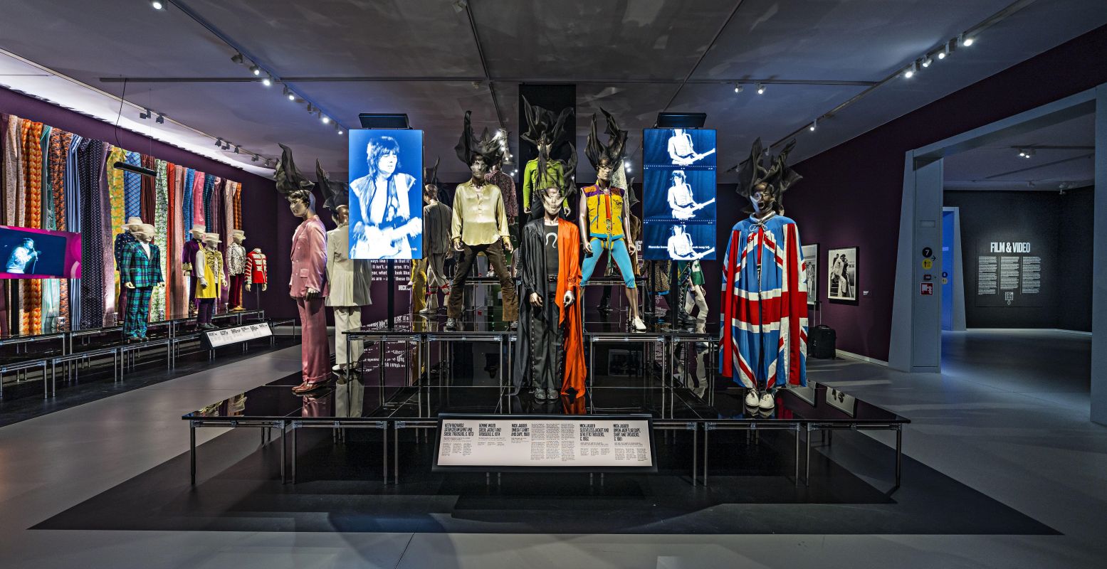 Van iconische outfits tot complete stagedesigns zijn te zien in het Groninger Museum. Foto: Peter Tahl