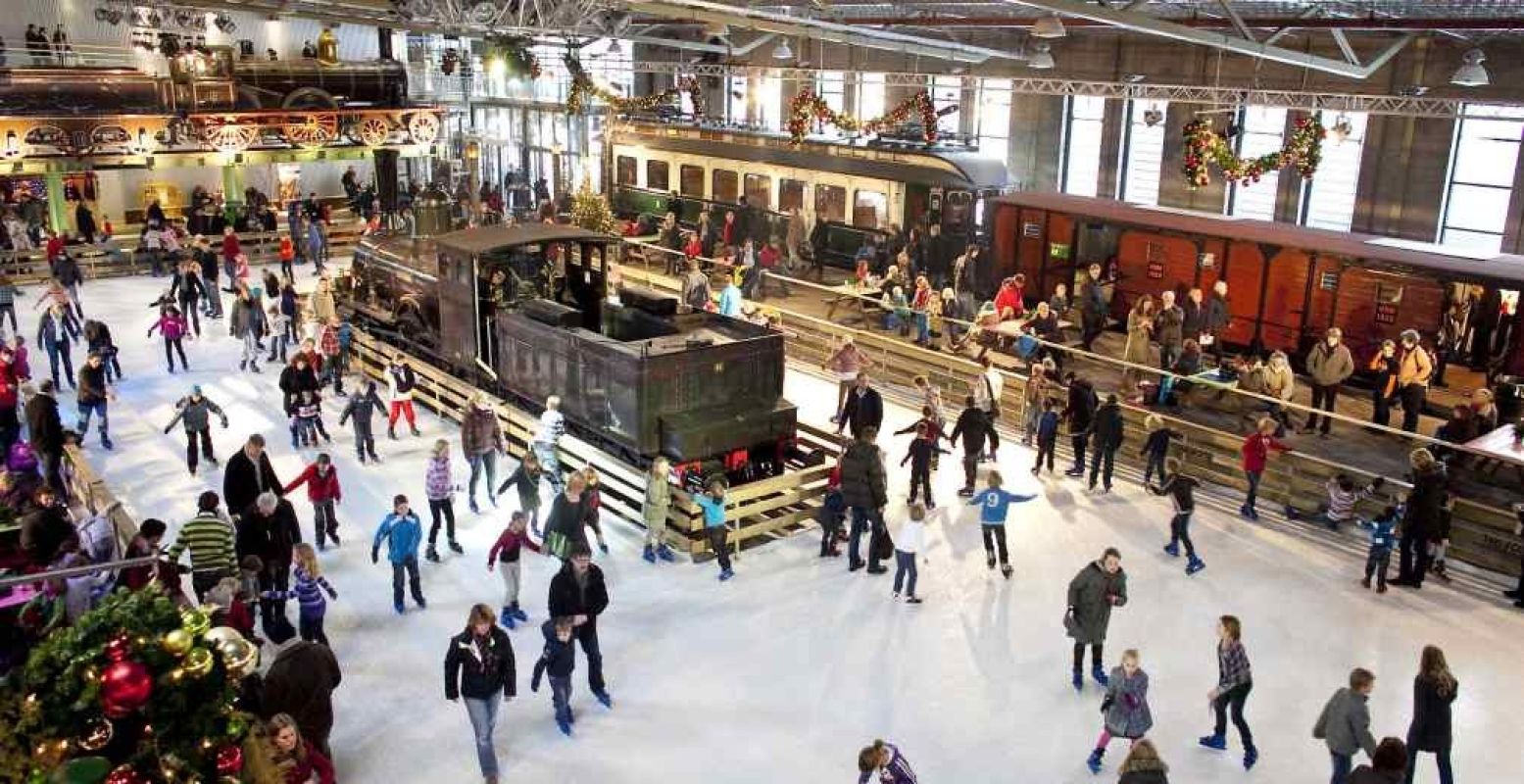 Schaatsen tussen de locomotieven in het Spoorstation. Foto: Spoorwegmuseum