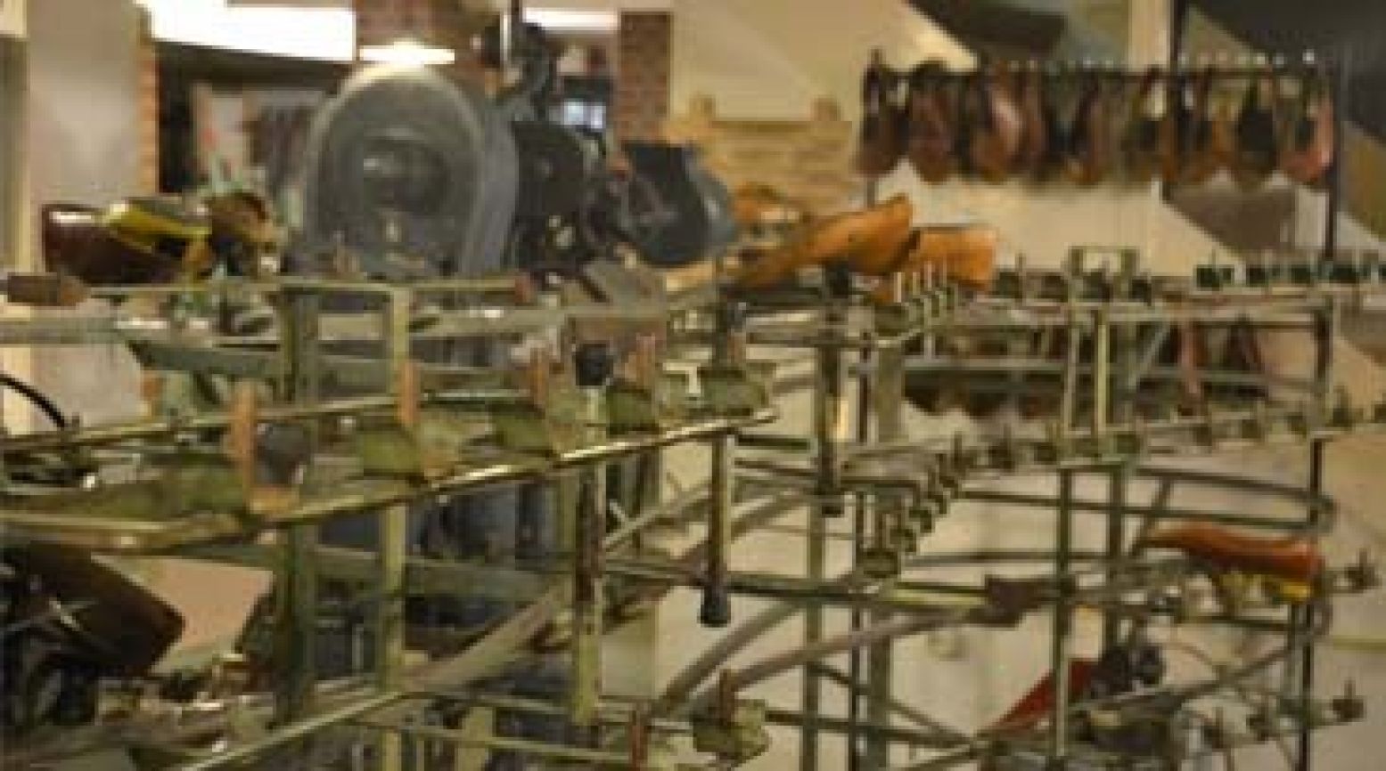 In het achterste gedeelte staan talloze machines die het hele proces van looien en schoenmaken demonstreren. Foto: DagjeWeg.NL