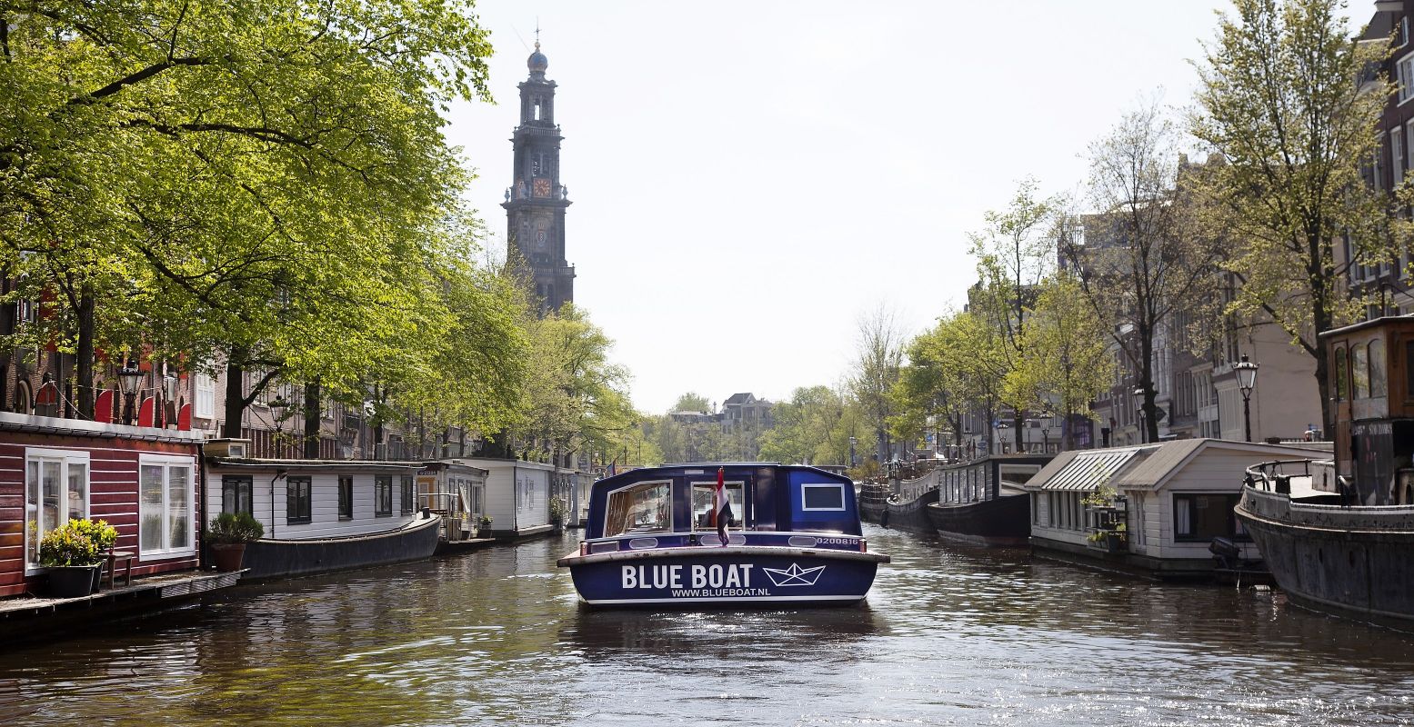 Stap letterlijk in het huwelijksbootje bij Blue Boat en trouw in de Amsterdamse grachten. Foto: Blue Boat Company