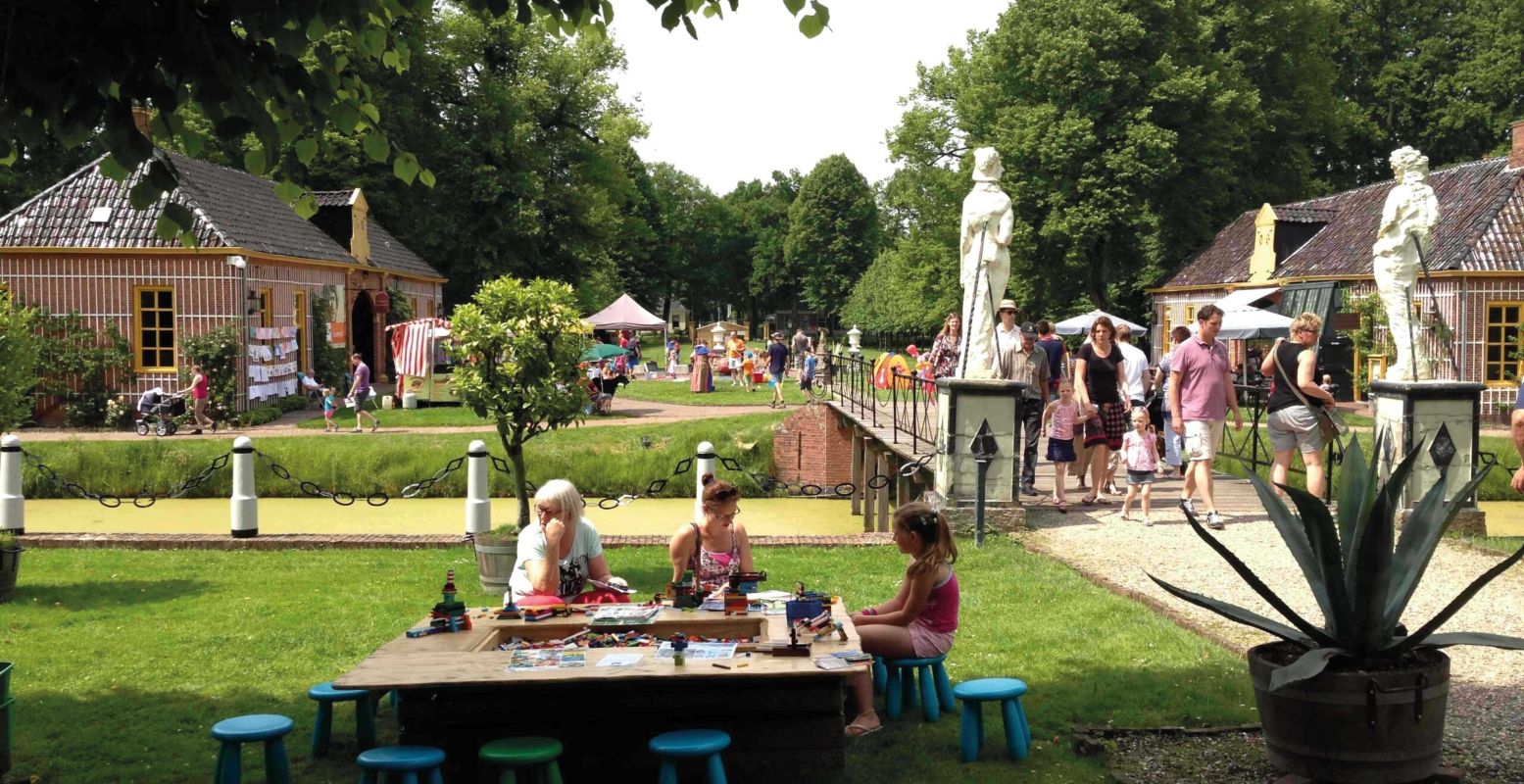 Ontdek een kasteel van binnen en buiten, en ga uiteraard achteraf gezellig in de kasteeltuinen zitten om na te kletsen en te picknicken! Foto: Dag van het Kasteel