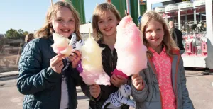 Leiden is vrij: tijd voor een feestje! Proef van lekkere suikerspinnen op de kermis. Foto: Hans van den Berg.