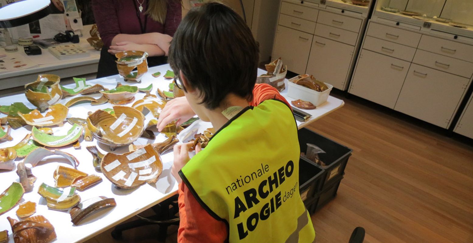 Bekijk en determineer archeologische vondsten. Foto: Nationale Archeologiedagen