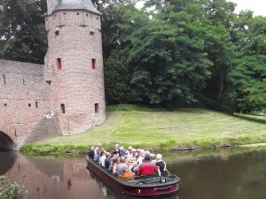 Met z'n allen door de Amersfoortse grachten. Foto: Waterlijn Amersfoort