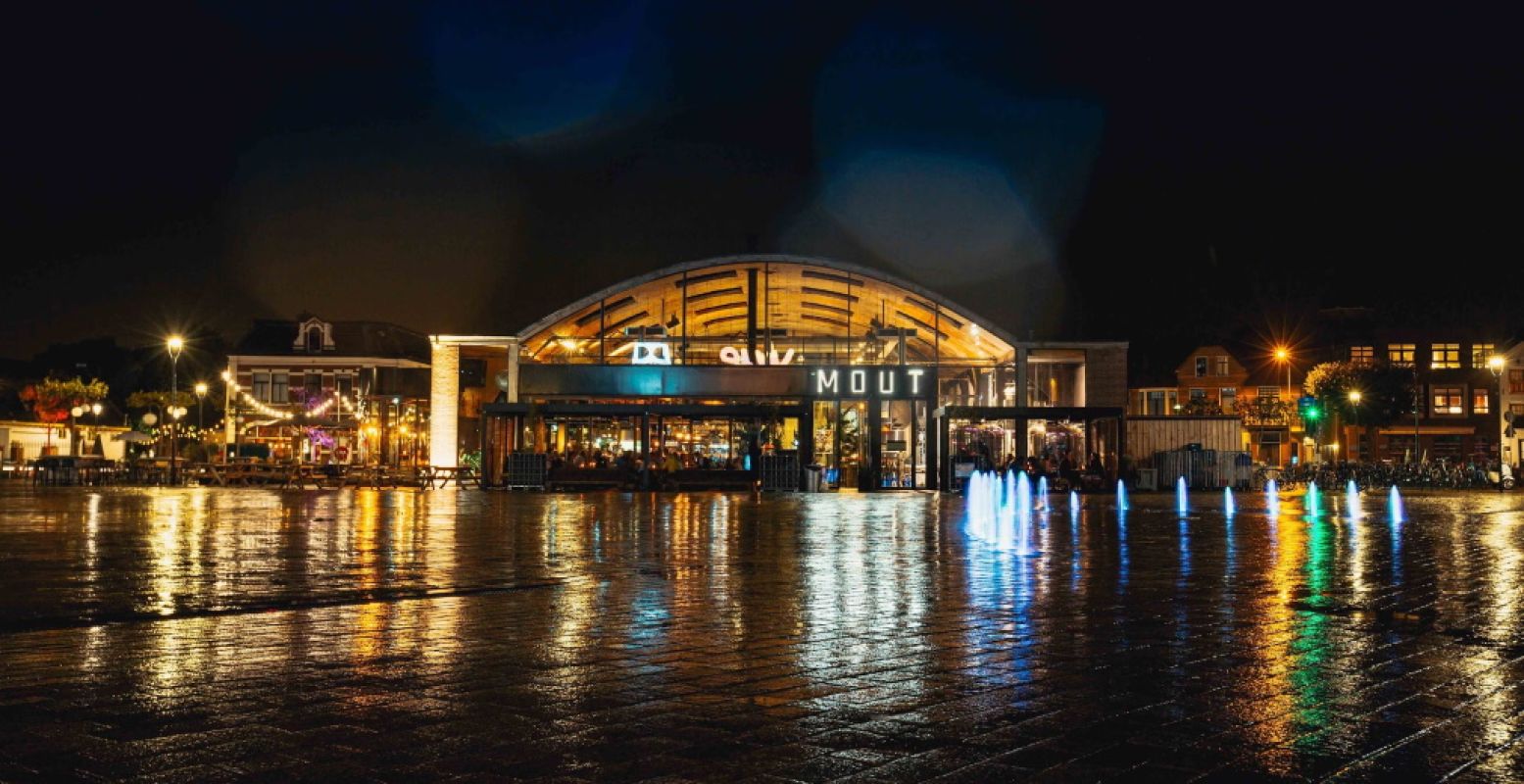 Je vindt het mooie gebouw van MOUT op het Marktplein in Hilversum. Foto: MOUT © Timo Visser.