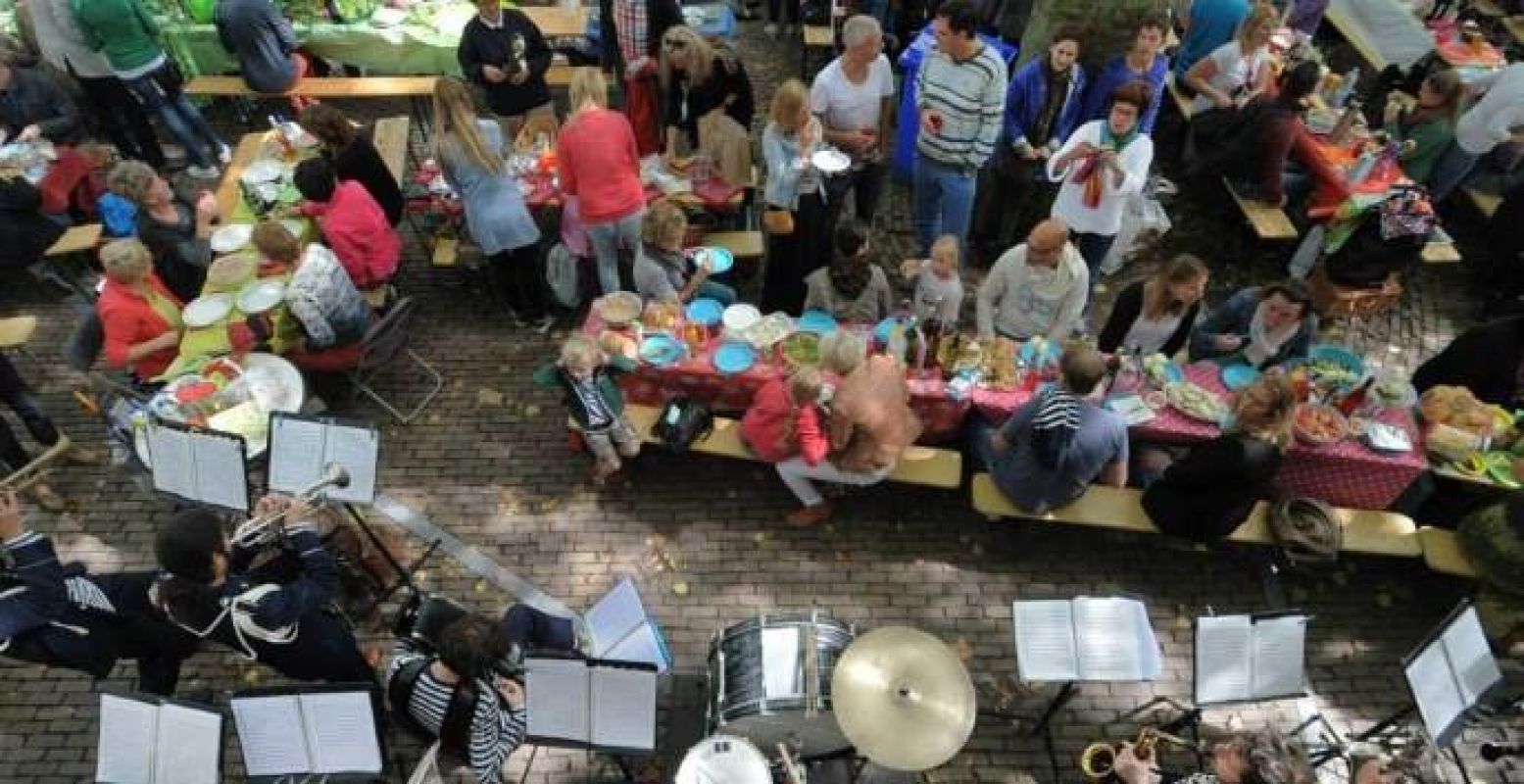 Samen picknicken met live muziek op de achtergrond. Foto: Nazomerfestival Zeeland