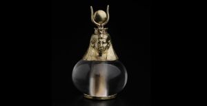 Over de foto: Kristallen hanger met hoofd van Hathor, 743-712 v.Chr., Harvard University-Boston, Museum of Fine Arts Expedition. Foto: © Museum of Fine Arts. Kristallen hanger met hoofd van Hathor, 743-712 v.Chr., Harvard University-Boston, Museum of Fine Arts Expedition. Foto: © Museum of Fine Arts.