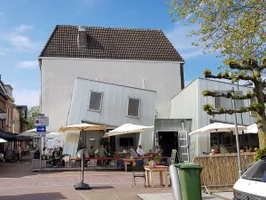 Heerenstraat Theater Het Heerenstraat Theater met de moderne horeca-uitbouw en terras. Foto: DagjeWeg.NL