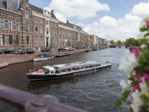 Prachtige bruggen passeer je. Foto: Smidtje Canal Cruises