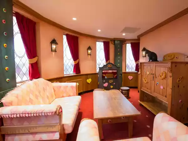 Uitrusten in het smakelijke zitgedeelte van de Hans & Grietje Suite. Foto: Efteling