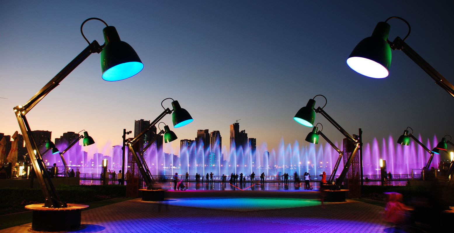 Reusachtige lampen geven een huiselijk gevoel weer. Foto: I Light U 2023 © TILT
