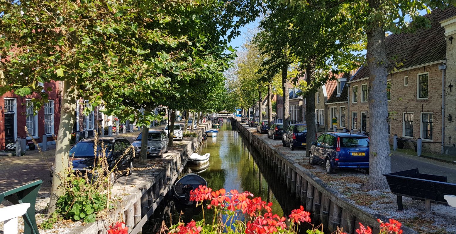 Eén van de mooiste plekken in Harlingen: Zoutsloot. En dat wil wat zeggen, want Harlingen barst van de mooie plekjes. Hier loop je tussen meer dan 500 monumenten! Foto: DagjeWeg.NL @ Tonny van Oosten