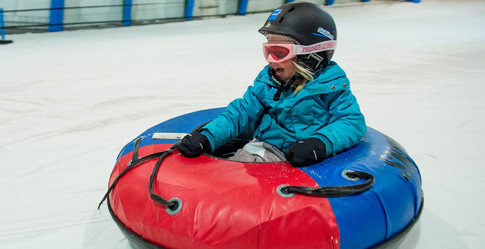 In een tube van de piste sjezen is extra leuk voor kinderen. Foto: SnowWorld Terneuzen.