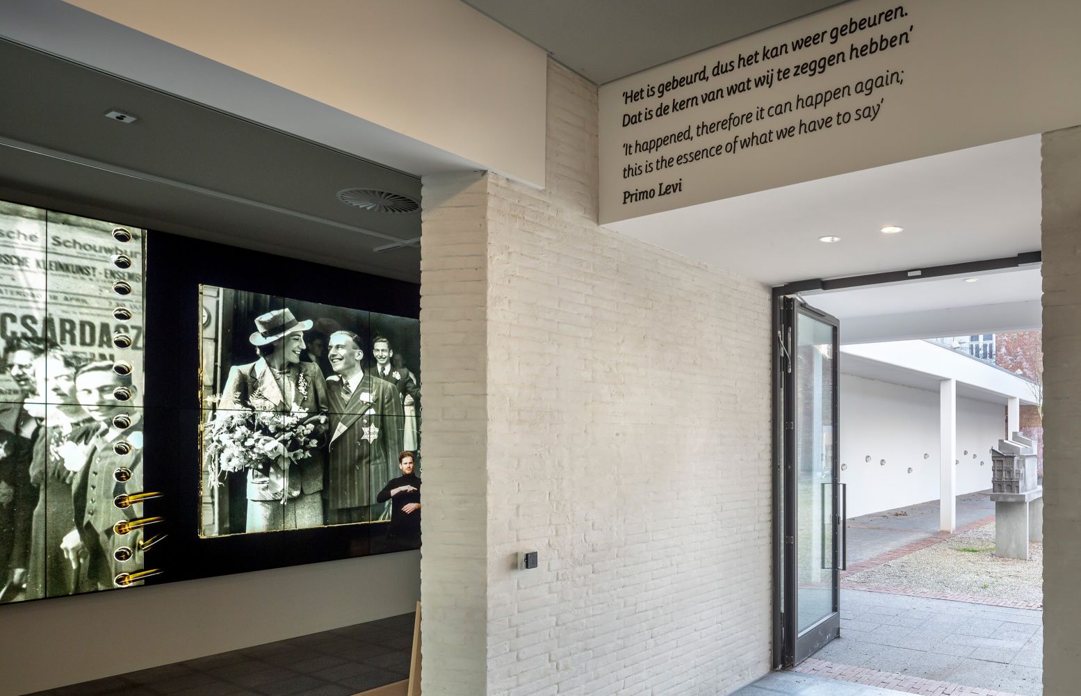 Interieur van de Hollandsche Schouwburg met links de introductiefilm en rechts de doorgang naar de voormalige theaterzaal. Foto: Joods Cultureel Kwartier © Thijs Wolzak