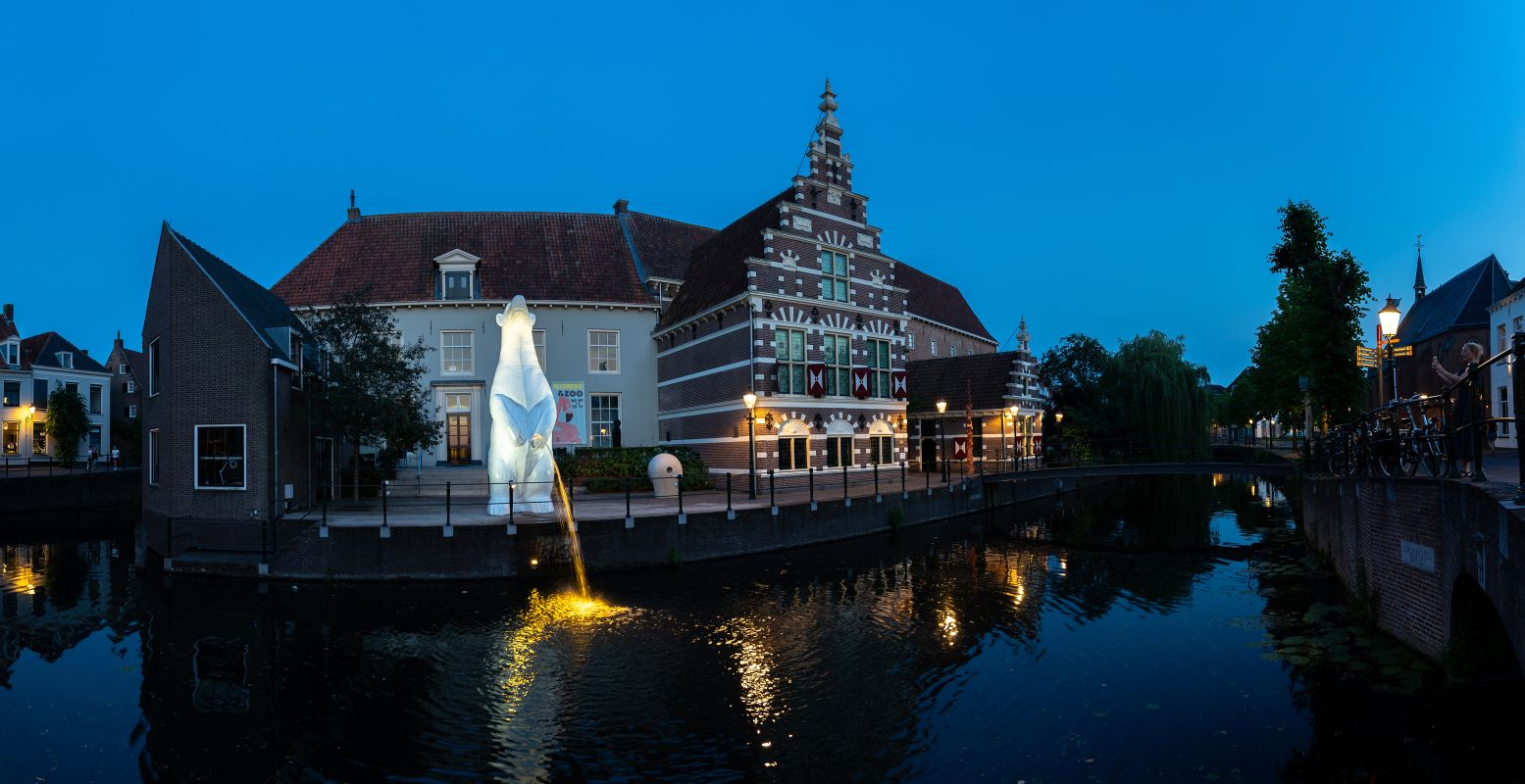 De Pissende ijsbeer is 's avonds mooi verlicht. Foto: Museum Flehite © Ralf Silvius