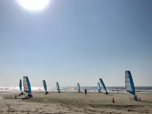 BeachLine Scheur over het strand met blokarten. Foto: BeachLine