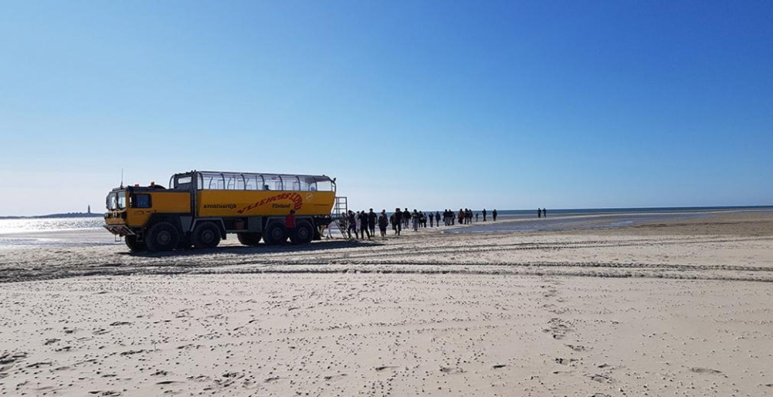 Met de Vliehors Expres over de enorme zandplaat van West-Vlieland. Zeehonden spotten en dan weer instappen voor de volgende stop: het Drenkelingenhuisje. Foto: DagjeWeg.NL © Tonny van Oosten