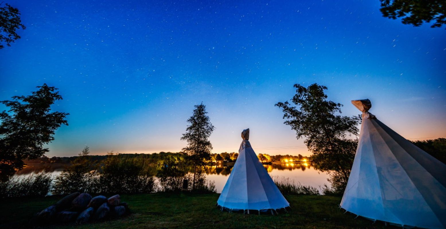 Slaap in een tipi aan het Ermerstrand. Foto: Tijdloos