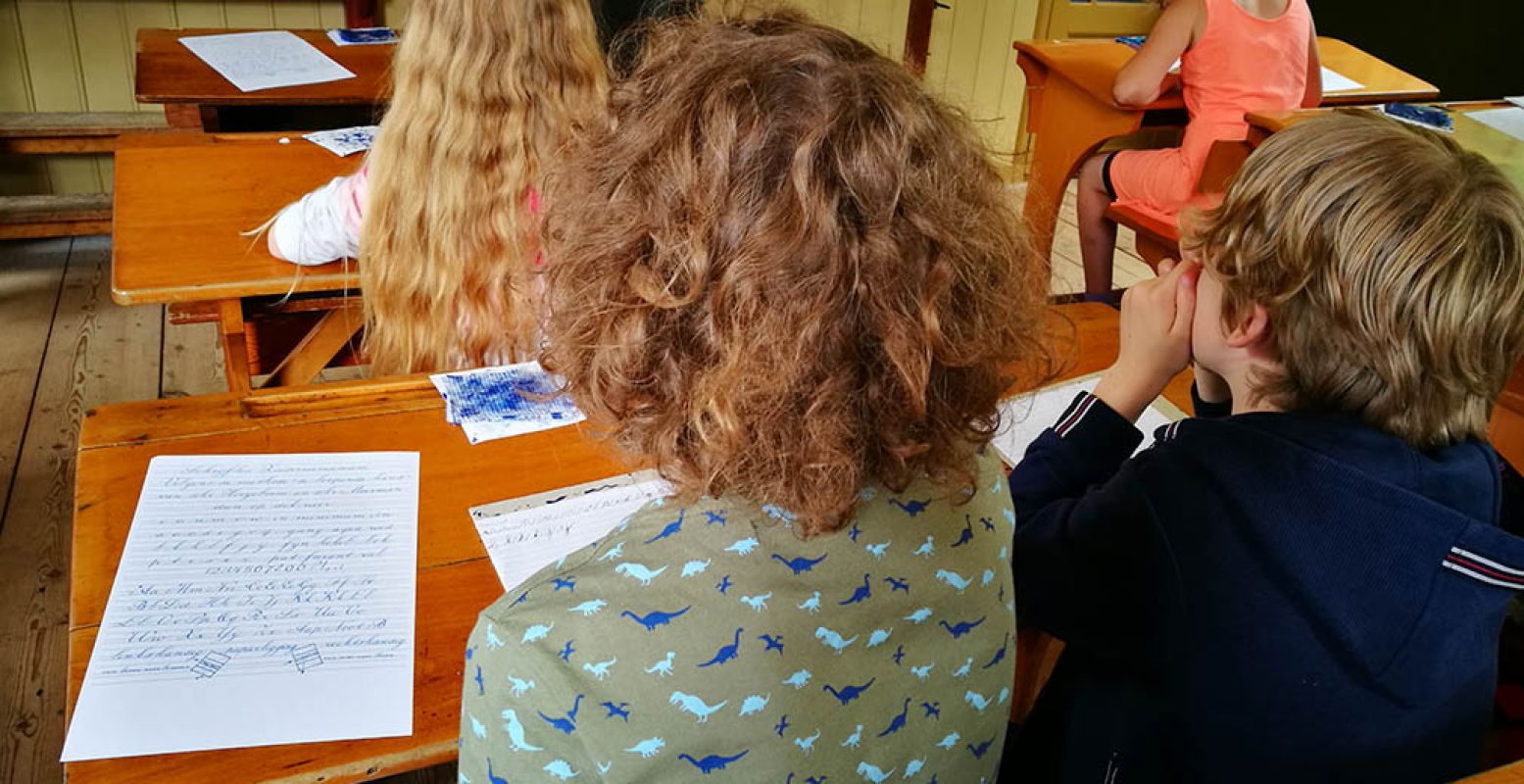 Leer in het oude schooltje schrijven met een kroontjespen. Zo deden ze dat vroeger ook! Foto: DagjeWeg.NL.