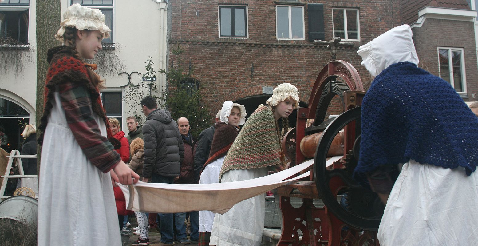 De wasvrouwen zijn hard aan het werk tijdens Dickens Festijn Deventer. Foto: Dickens Festijn Deventer