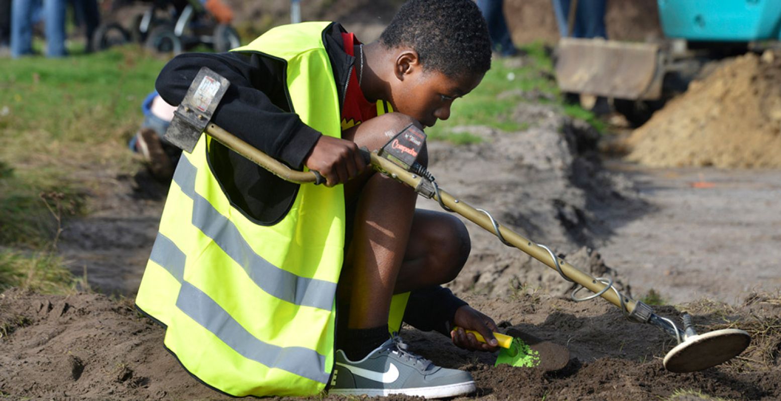 Zoeken naar muntjes met een metaaldetector. Foto: Nationale Archeologiedagen © William Hoogteijling