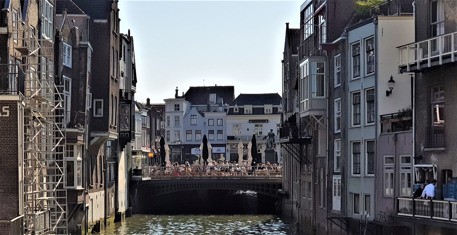 Het Scheffersplein met zijn vele terrasjes is eigenlijk een brug. Foto: DagjeWeg.NL Â© Tonny van Oosten