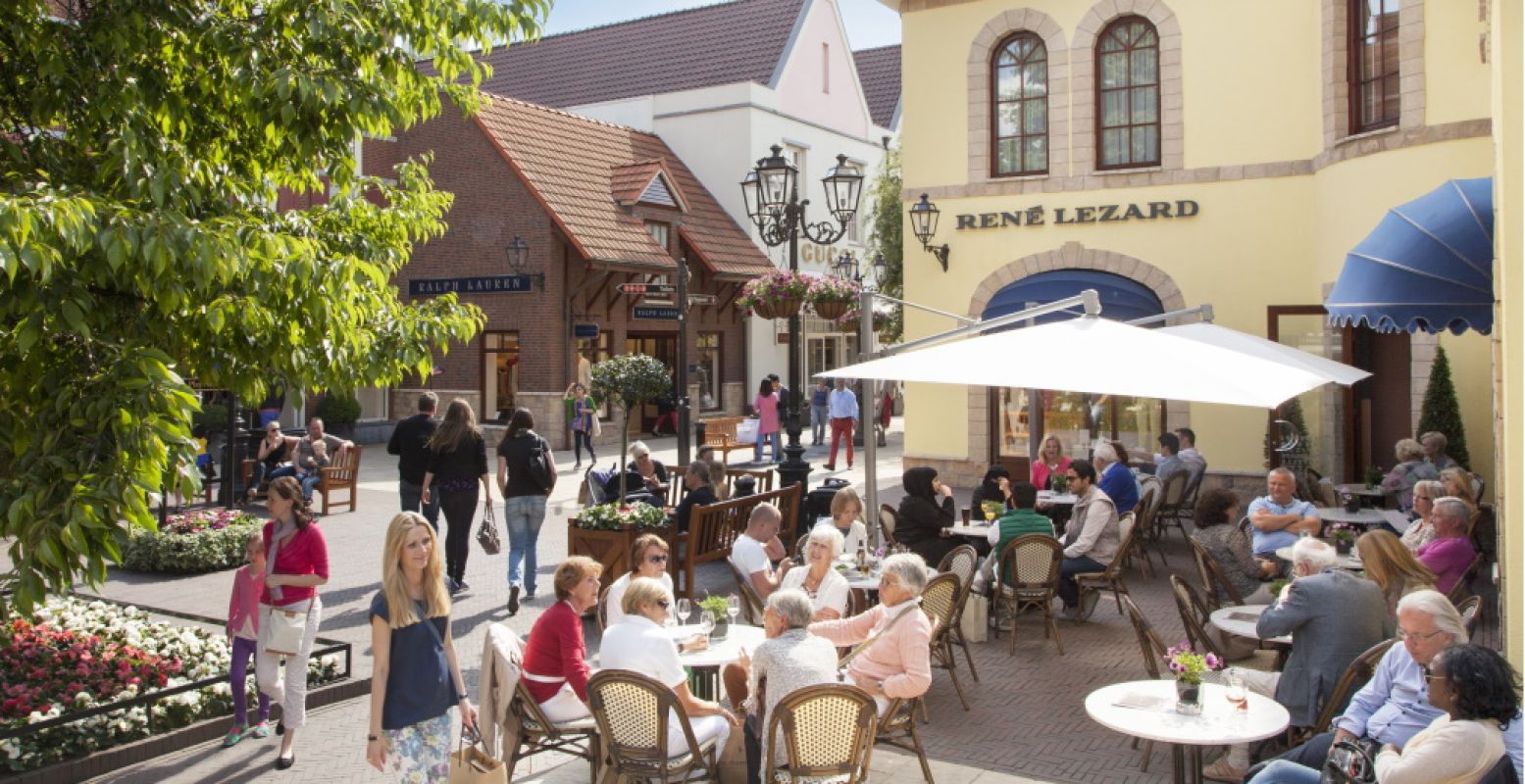 In het Designer Outlet Center kun je uitblazen op een van de vele terrassen. Foto: © Limburg Marketing.