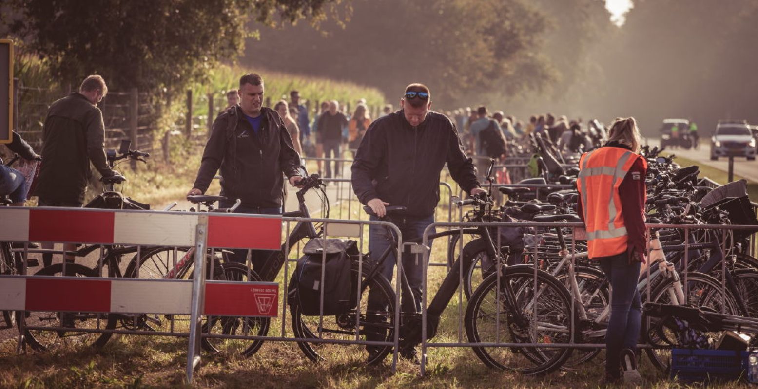 Ook naar de Airborne in Ede? Kom op de fiets, er is ruimte genoeg om die te stallen. Foto: Maarten Weij