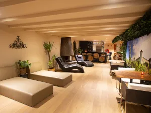 De gezellige lounge met wijnbar. Foto: Biltstraat Wellness & Horeca B.V.